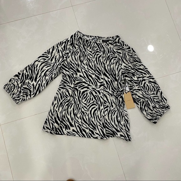 NWT Halogen Feather Tiger Banded Sleeve Knit Blouse white and black size Medium - Picture 6 of 10